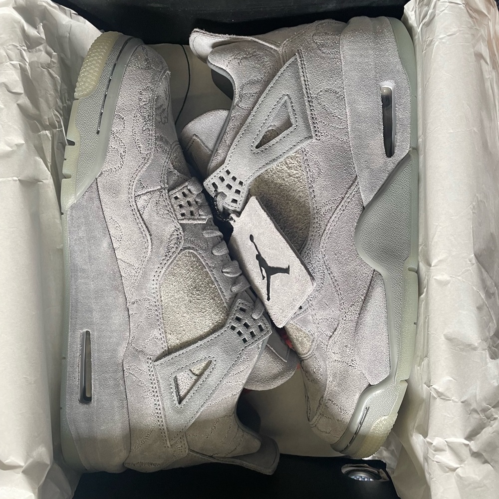 Kaws x Jordan 4 Light Grey